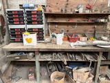 un établi avec de nombreux outils