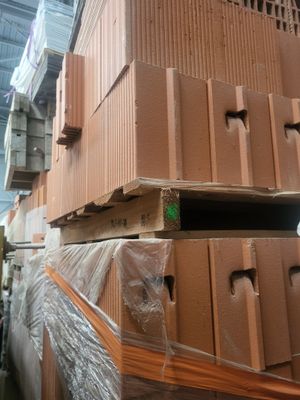 une grande pile de cartons dans un entrepôt rempli de cartons