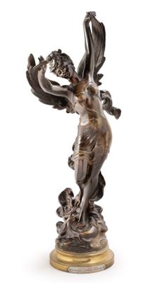 une image d'une statue en bronze représentant une femme tenant un oiseau