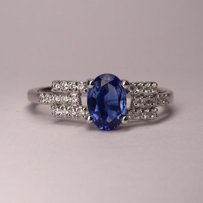 BAGUE en or blanc sertie d'un saphir ovale d'environ 1 carat…