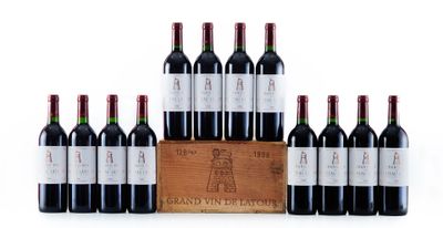 un lot de bouteilles de vin rouge dans une caisse en bois