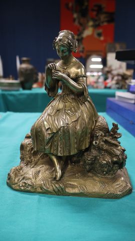 Sculpture en bronze doré « élégante » H : 21. Non signée