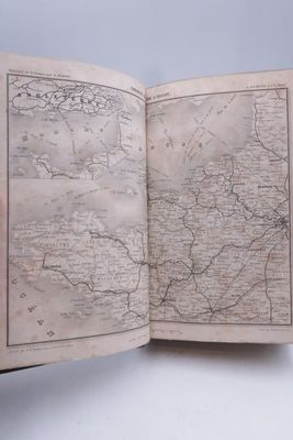 quelqu'un tient un livre dans lequel figure une carte du monde