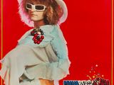une affiche représentant une femme portant un chapeau et des lunettes de soleil, sur fond rouge