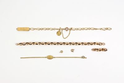 trois types de bracelets différents et une chaîne posés sur un fond blanc