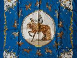une image représentant une écharpe bleue sur laquelle figure un homme à cheval
