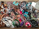 une boîte remplie de bijoux variés