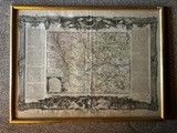 une vieille photo représentant une carte encadrée accrochée au mur