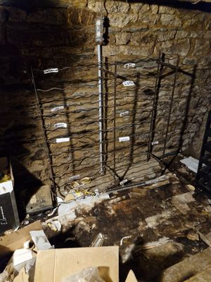 une pile de cartons empilés les uns sur les autres par terre dans une pièce