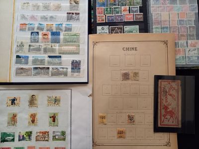 de nombreux types de timbres accrochés au mur