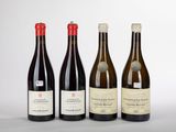 trois bouteilles de vin sont posées côte à côte sur une surface blanche