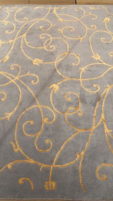 Tapis moderne noué main fond bleu claire et doré 230 x 160