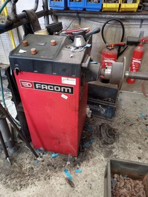 une photo d'une machine rouge et noire dans un garage