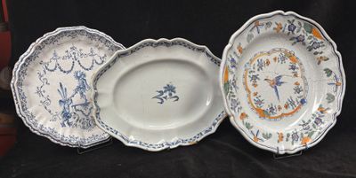 Trois plats en faïence de Moustiers, deux ronds, dont un dan…