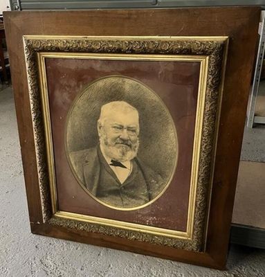 Portrait d'homme au crayon en forme de médaillon, encadré so…