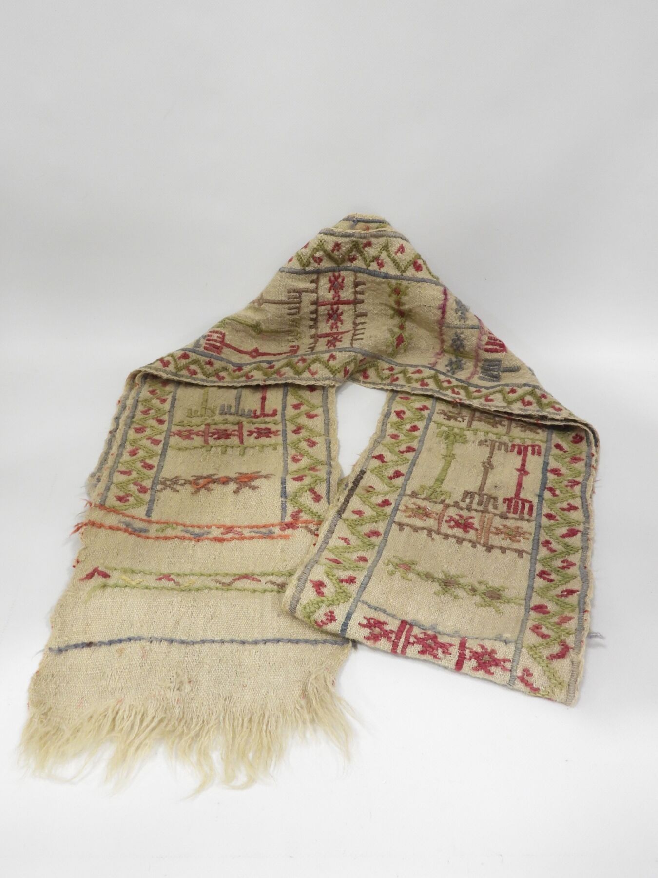 Fragment de tissu en laine et coton à décor au petit point. 320 x 27 cm (usures, trous).
