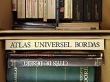 une boîte en carton sur laquelle sont empilés de nombreux livres