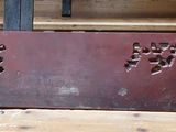 une boîte rouge portant une inscription, posée sur une palette