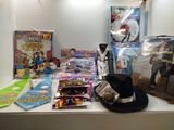 un chapeau posé sur une table où se trouvent divers jouets et jeux