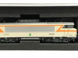 un petit train dans une boîte posée sur une surface blanche