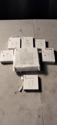 un tas de prises électriques blanches par terre