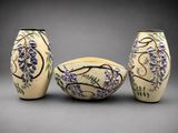 trois vases placés l'un à côté de l'autre