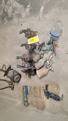 une pile d'objets hétéroclites posés sur le sol