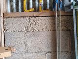 de nombreux outils accrochés au mur d'un bâtiment