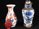 deux vases assis l'un à côté de l'autre sur fond noir