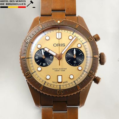 gros plan d'une montre sur une surface blanche