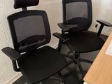 deux chaises de bureau placées l'une à côté de l'autre près d'un bureau