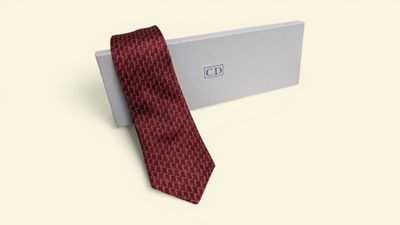 an image of a red neck tie and a white box