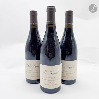 trois bouteilles de vin posées l'une à côté de l'autre sur une table