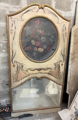 Trumeau orné d'un penture ovale : bouquet de fleurs