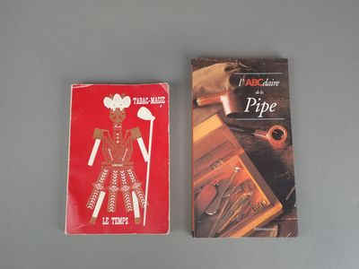 deux livres posés sur une table