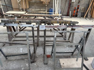 les nombreuses tables et chaises qui se trouvent dans une pièce