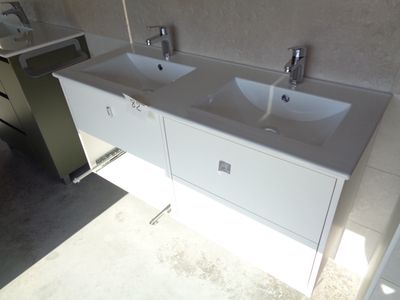 deux lavabos posés sur un plan de travail dans une salle de bains