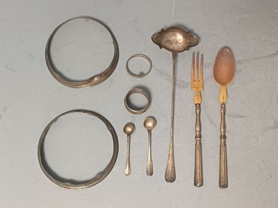 une table avec beaucoup d'argenterie