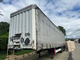 un camion qui a été vandalisé et recouvert de graffitis