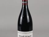 une photo d'une bouteille de vin rouge posée sur une table