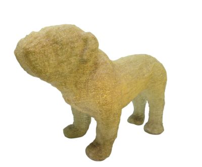 une statue représentant un chien debout sur une surface blanche