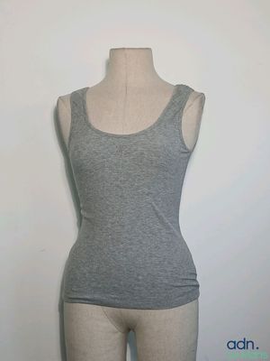 débardeur gris sur un mannequin, mannequin, mannequin, mannequin, mannequin, mannequin, mannequin, mannequin, mannequin