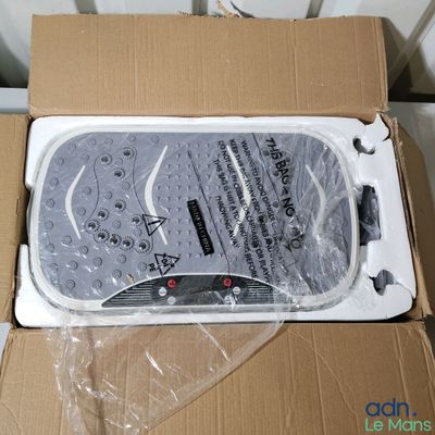 une boîte contenant une télécommande