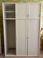 Armoire en contreplaqué blanc à deux niveaux et trois portes… (photo 2)
