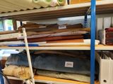 une étagère contenant de nombreux types de tissus différents