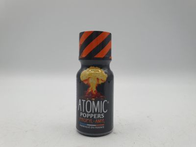 une bouteille de poudre atomique posée sur une table