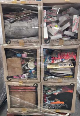 une pile de boîtes empilées les unes sur les autres