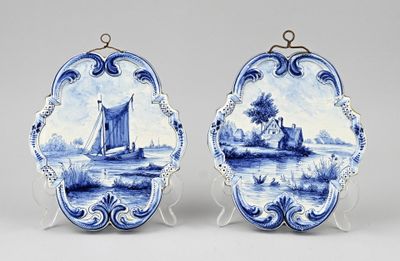 paire d'assiettes en faïence de Delft bleues et blanches ornées de bateaux