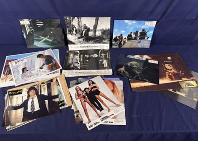 de nombreuses affiches de films anciens sur une toile bleue