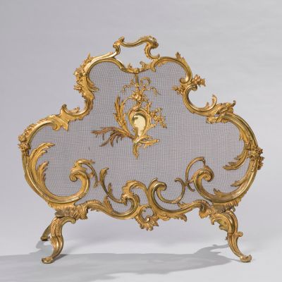 pare-feu en forme de cheminée avec une horloge de cheminée